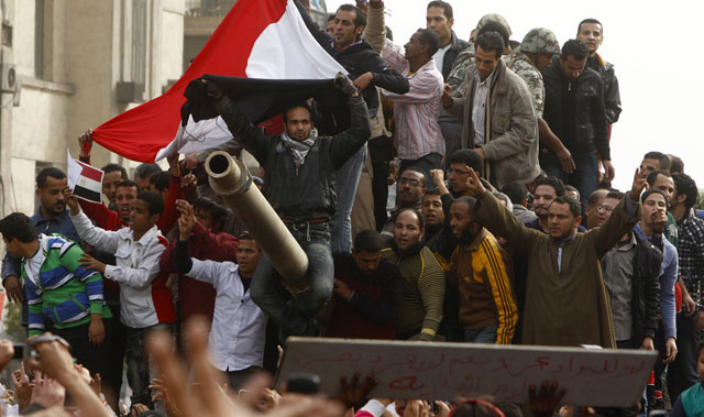 الصورة: متظاهرون فوق دبابة تابعة للجيش في ساحة التحرير بالقاهرة، رويترز 29 يناير 2011
