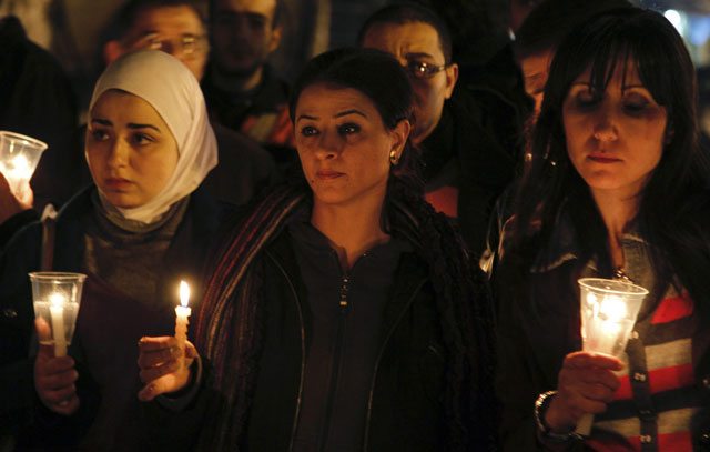 الصورة: نشطاء سوريون وفلسطينيون يحملون الشموع تضامنا مع الشعب المصري أمام السفارة المصرية في دمشق
