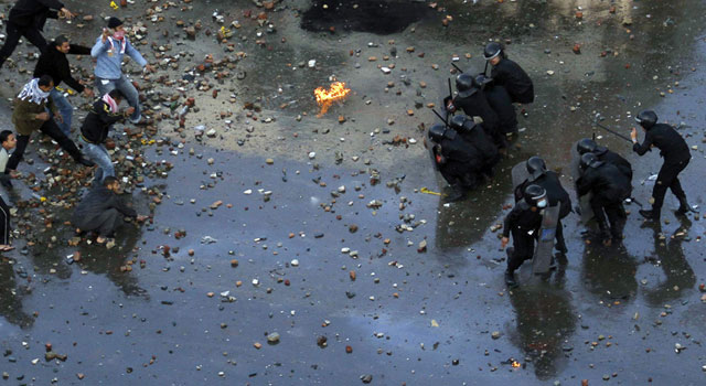 الصورة: متظاهرون مناهضون للحكومة يشتبكون مع شرطة مكافحة الشغب في مدينة السويس، 26 يناير 2011