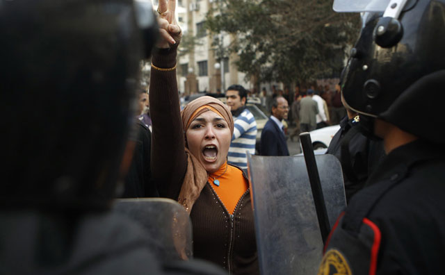 الصورة: متظاهرة مناهضة للحكومة خلال اندلاع الاشتباكات بين الشرطة والمتظاهرين في القاهرة، 26 يناير 2011