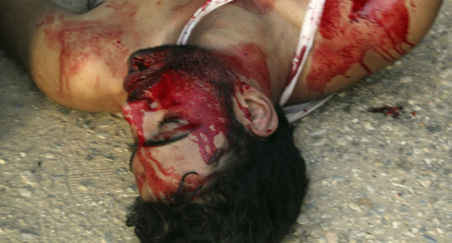 الصورة: محمد عاطف يقع على الأرض بعد إصابته برصاصة في رأسه بينما كان يتظاهر في بلدة الشيخ زويد، رويترز 27 يناير 2011