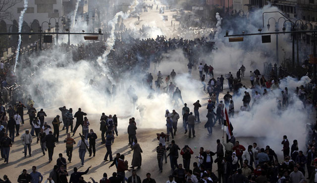 الصورة: فرار المتظاهرين من الغاز المسيل للدموع خلال الاشتباكات في القاهرة، رويترز