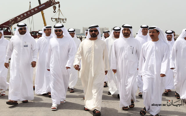الصورة: محمد بن راشد خلال جولته التفقدية لجمارك دبي بميناء راشد