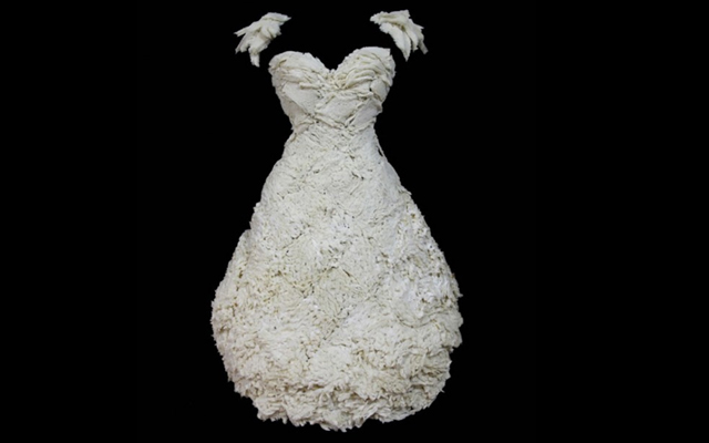 الصورة: فستان مصنوع من الخبز من تصميم و تصوير الفنانة الكورية الجنوبية سانغ يونجو