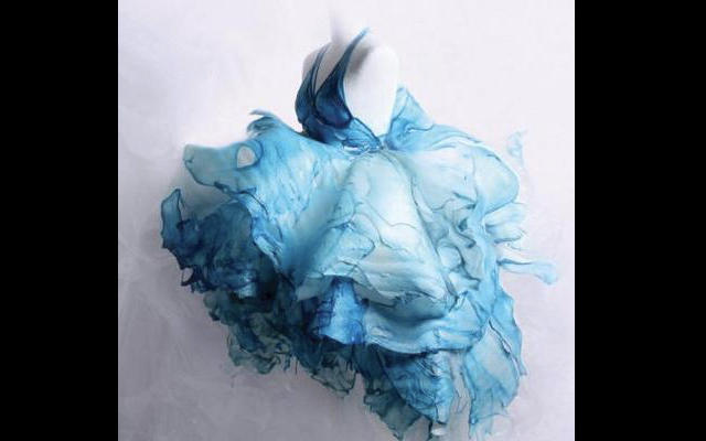 الصورة: فستان مصنوع من اللبان من تصميم و تصوير الفنانة الكورية الجنوبية سانغ يونجو