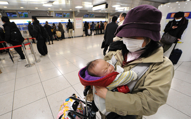 الصورة: فرار سكان طوكيو خوفا من الإشعاعات- إي بي أي