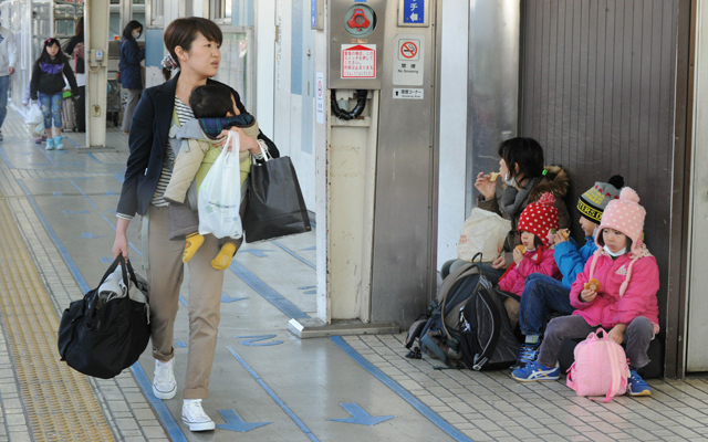 الصورة: فرار سكان طوكيو من خوفا من الإشعاعات- إي بي أي