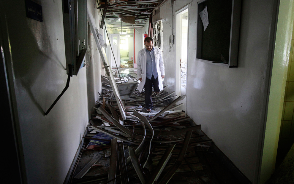 الصورة: طبيب يتفحص الأضرار التي لحقت بالمستشفى التعليمي الرئيسي بعد معركة بين الثوار وقوات القذافي في الزاوية. رويترز