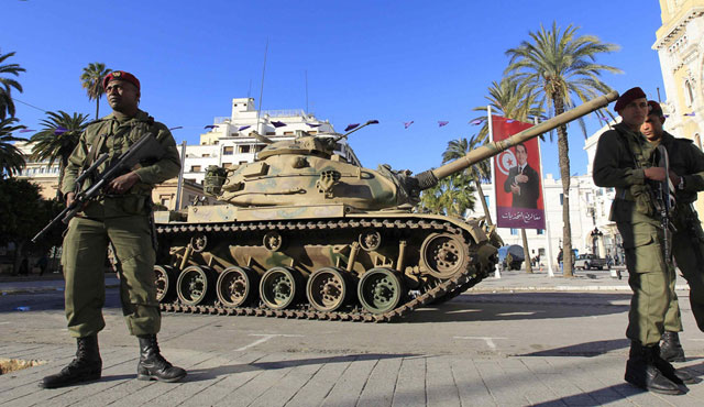 الصورة: جنود الجيش التونسي بالقرب من دبابة وسط مدينة تونس