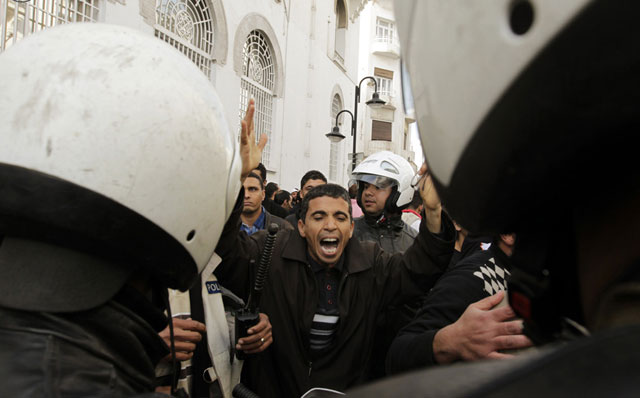 الصورة: متظاهر يندد بشعارات مناهظة للنظام في تونس العاصمة