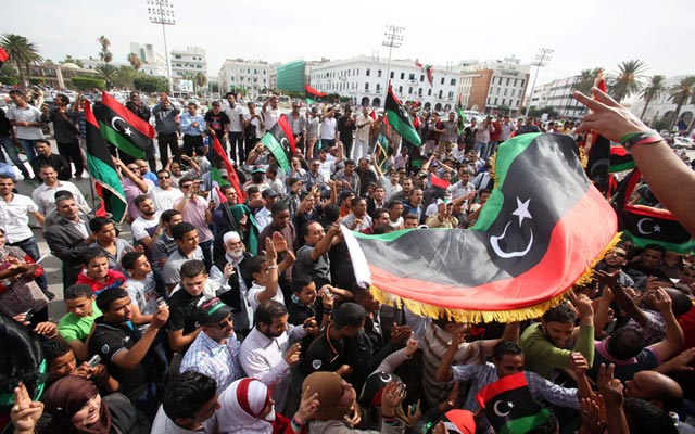 الصورة: إحتفالات في طرابلس عقب الإعلان عن مقتل القذافي