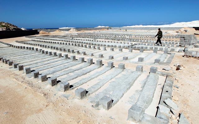 الصورة: مقبرة في مصراتة حيث دفن الجنود الموالين للقذافي. رويترز