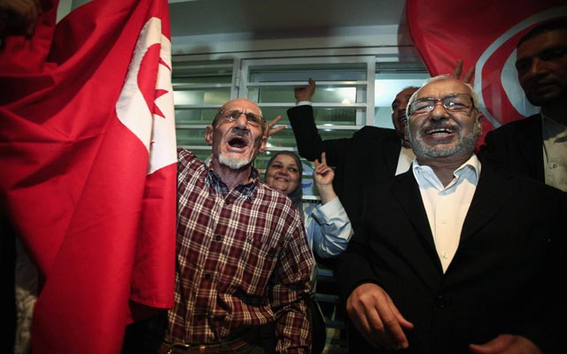 الصورة: احتفالات بعد الإعلان عن فوز حزب النهضة