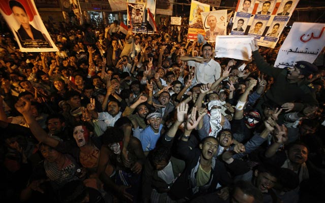 الصورة: احتفالات بعد توقيع المبادرة الخليجية. رويترز