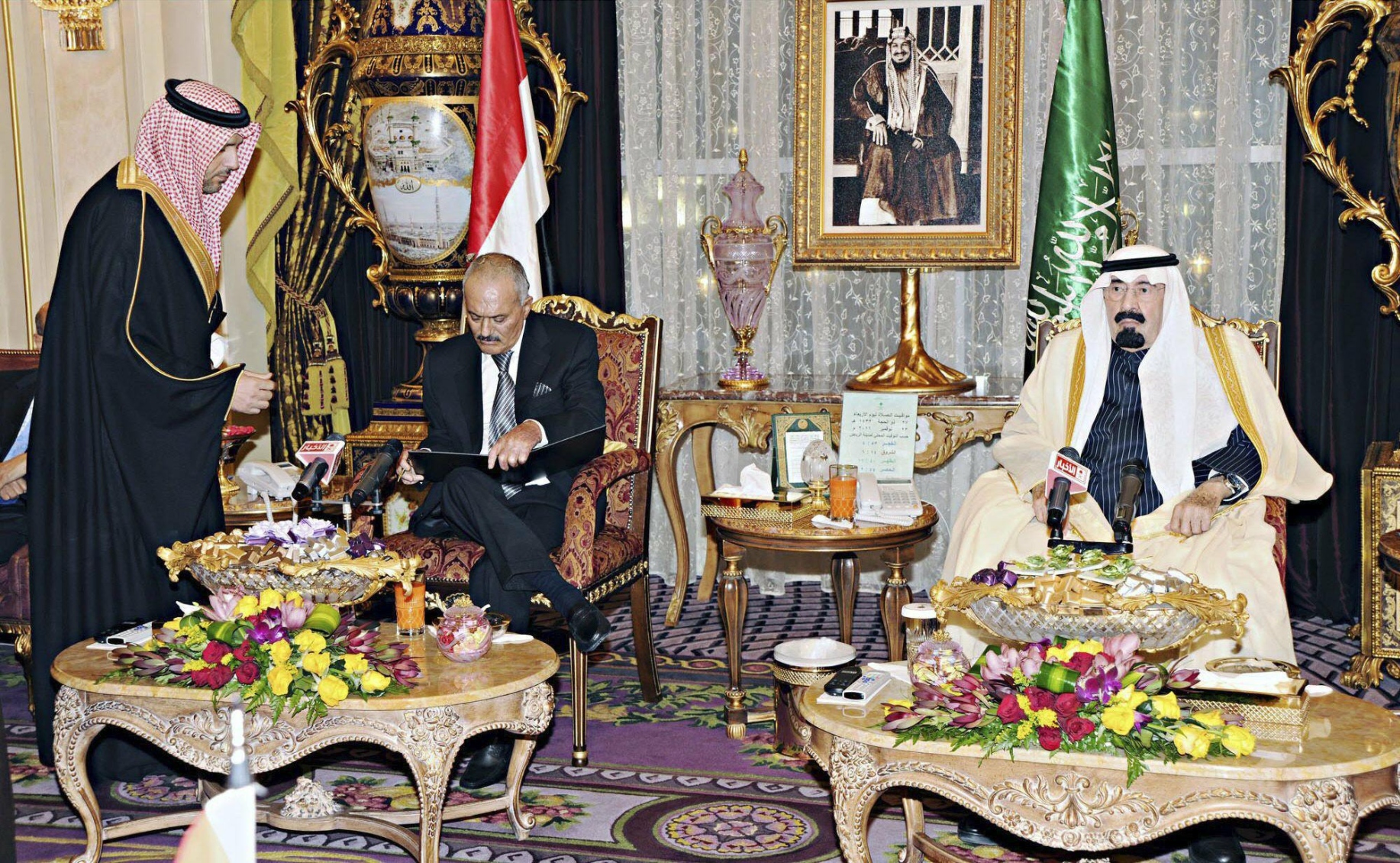 الصورة: صالح يوقع على المبادرة الخليجية لنقل السلطة. رويترز
