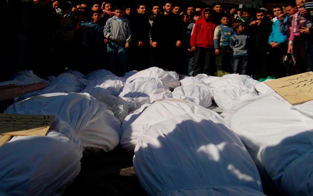 الصورة: جنازة جماعية في حي الخالدية بحمص في 4 فبراير 2012 (رويترز)