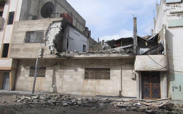 الصورة: قصف المنازل في حي باب عمرو بحمص  في 8 فبراير 2012. رويترز