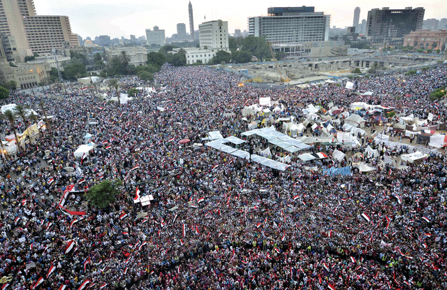 الصورة: الحشود المليونية في ميدان التحرير تستقبل بيان الجيش المصري بالترحيب   	  أ.ف.ب