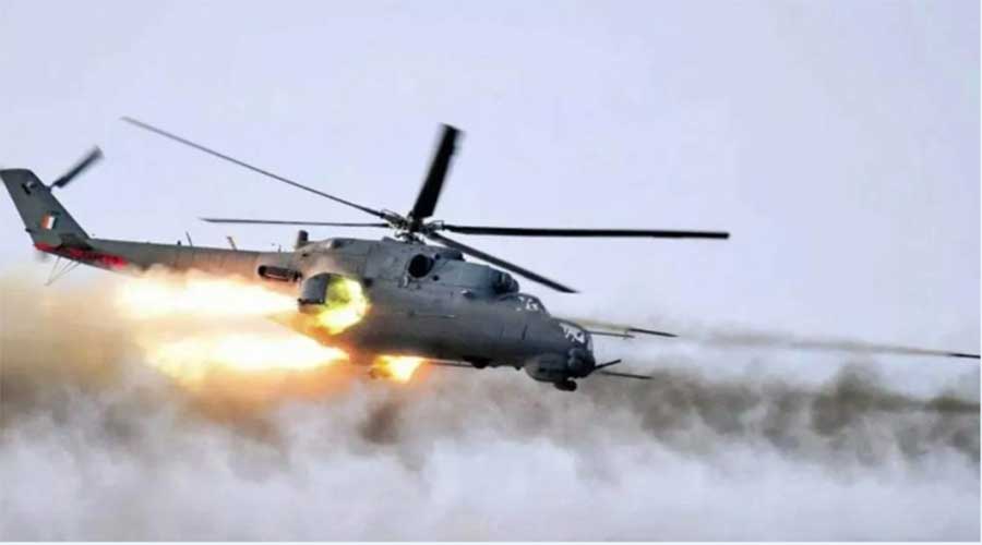 صورة سقوط هليكوبتر عسكرية على منزل ومقتل أفراد طاقمها وطفل – العرب والعالم – العالم