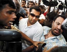 سلمان خان في السجن بسبب «زور»  غزال