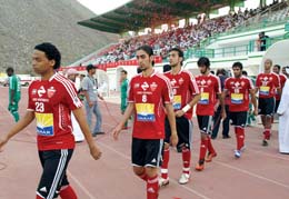 الأحمر واثق الخطى يمشي متصدرا