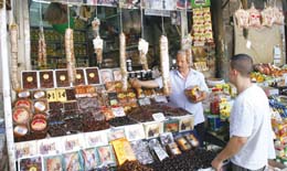 الأسواق العربية تستقبل رمضان متجاهلة الأزمة العالمية