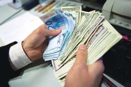 أزمة الديون السيادية تضغط على العملات العالمية