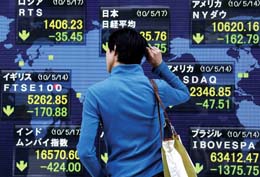 اليورو إلى ادنى مستوى في 4 سنوات عند 1.223 دولار