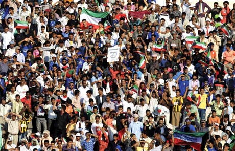 الكويت تُقصي العراق بركلات الترجيح وتلاقي السعودية في النهائي الأحد