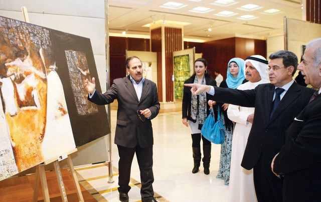 حروف سومرية وألوان رومانسية تحيط  بالأنثى