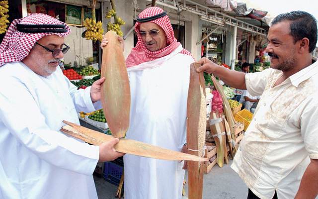 مزارعو النخيل يسابقون الصيف في «التنبيت»