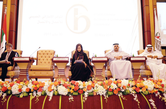 "الطالبات وعدد من المسؤولين خلال عرضهن المميز في مشروع تخرجهن"