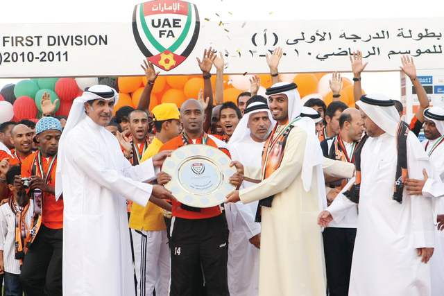 "راشد بن حميد يتسلم درع الدوري من الرميثي"