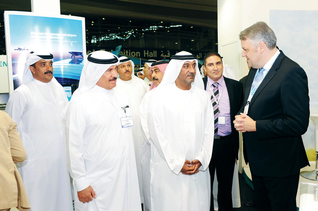 "سموه يستمع الى شرح من احد مسؤولي الشركات في المعرض"