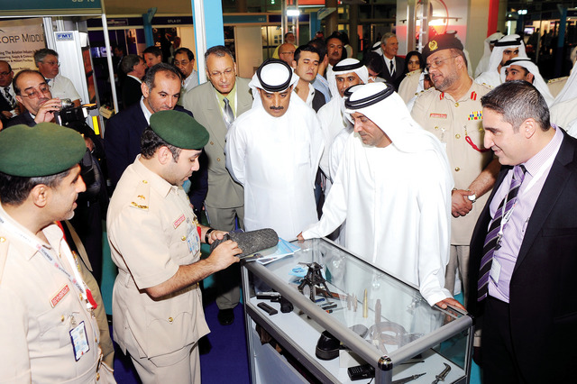 "أحمد بن سعيد يتفقد جناح مركز امن الطيران في مطار دبي"