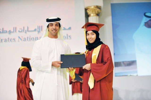 "منصور بن زايد يكرم إحدى الخريجات"