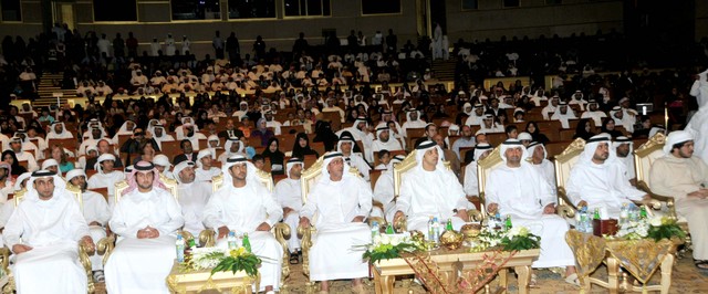 "منصور بن زايد والشيوخ وعدد من المسؤولين خلال حفل التخريج"