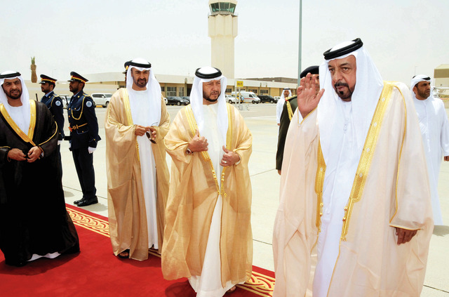 "خليفة بن زايد يحيي مودعيه بحضور سلطان ومحمد وحمدان بن زايد"
