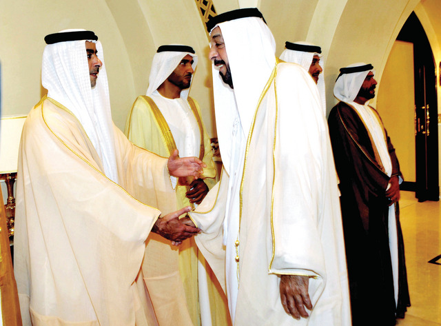 "خليفة بن زايد يصافح سيف بن زايد بحضور سرور بن محمد وهزاع ونهيان بن زايد"