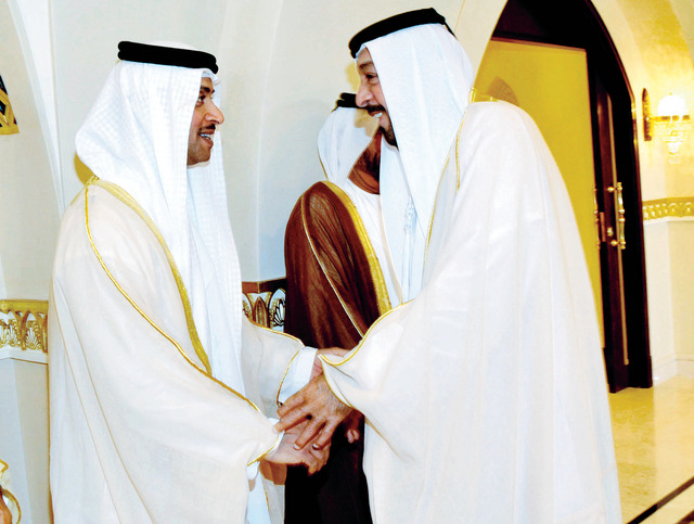 "خليفة بن زايد يصافح هزاع بن زايد"
