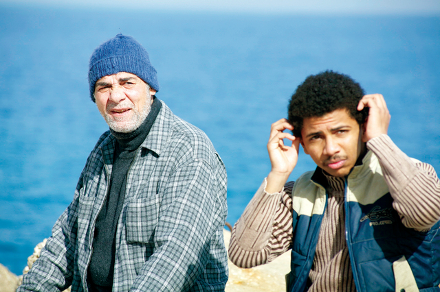 "يحكي عن قصة واقعية لمهاجرين سريين"