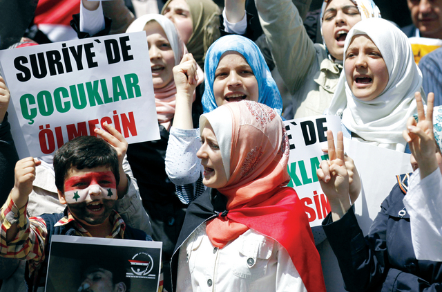 "سوريات أمام القنصلية السورية في إسطنبول للتنديد بقمع المتظاهرين"