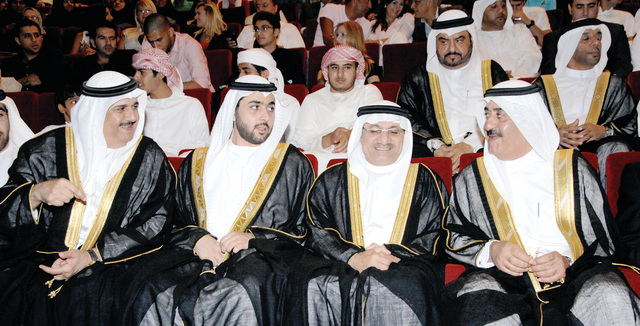 "حاكم أم القيوين يشهد الحفل بحضور ولي عهده وعدد من الشيوخ والمسؤولين"