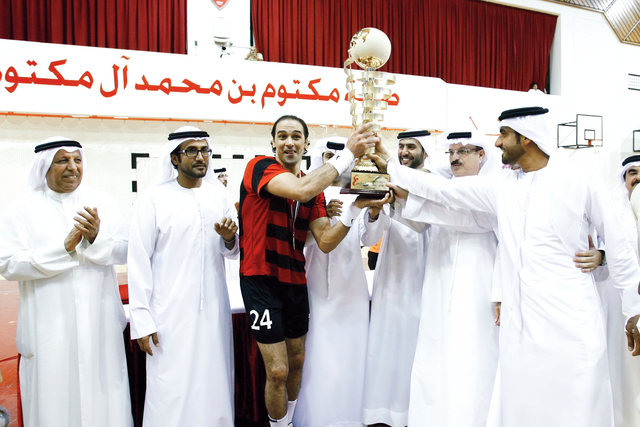 "المدفع والهاجري وأبو الليل يتوجون الأهلي بالكأس"