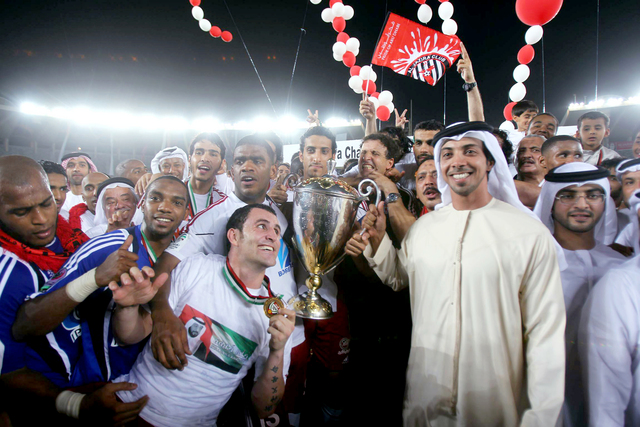 "منصور بن زايد يشارك اللاعبين فرحتهم بالكأس"
