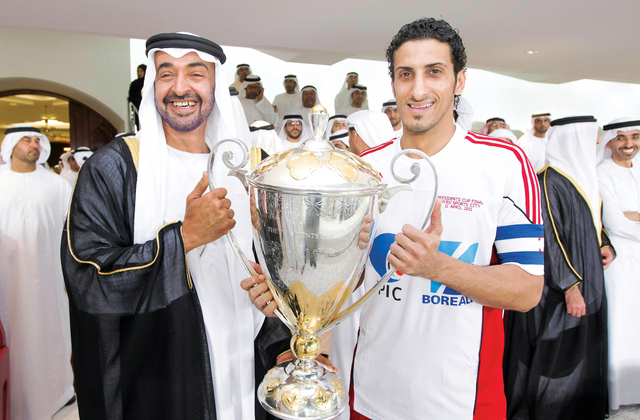 "محمد بن زايد يسلم الكأس لكابتن الجزيرة صالح عبيد"