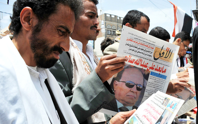 "اليمنيون يتابعون أخبار البلد عبر الصحافة (إي بي إيه)"