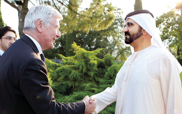 "محمد بن راشد يصافح باولو روماني"