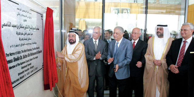 "سلطان القاسمي خلال إزاحة الستار عن أحد المستشفيين"