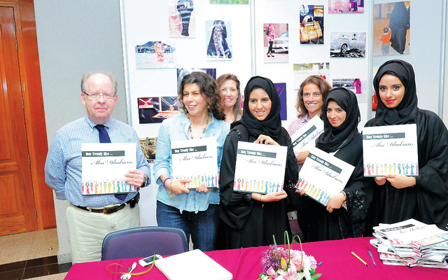 3 طالبات إماراتيات يصدرن أول كتاب  للأزياء المحلية